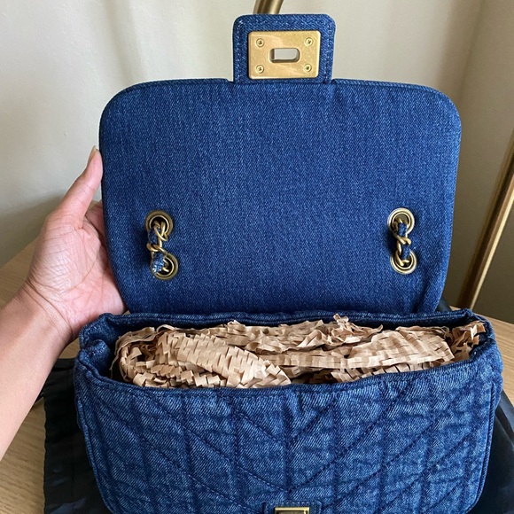 KARL LAGERFELD PARIS
Agyness Shoulder Bag - Picture 5 of 10